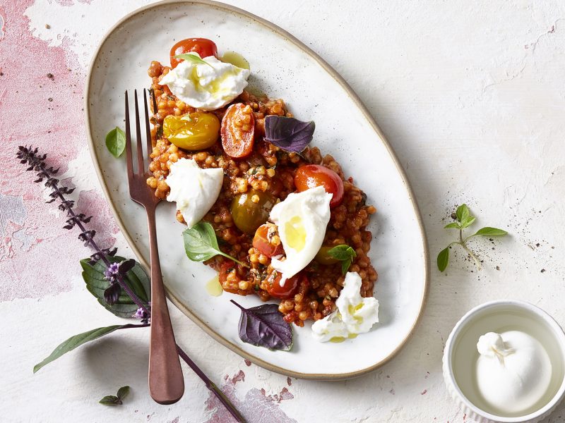 geniessen_magazin_nr_5_fregola_mittomaten_burrate_und_basilikum_010525